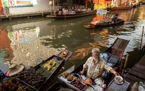 4月3日，水上人家的小贩如常营生。泰国下个月将举行大选，民主改革或左右选民投票决定。（彭博社）