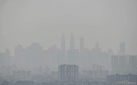马国首都吉隆坡上周的高温天气加剧了烟霾情况。不过，这种情况在连续降雨后改善。图为吉隆坡地标双峰塔附近地区4月17日一片雾蒙蒙。（马新社）
