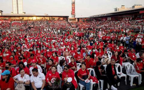 泰国最大反对党为泰党承诺一旦执政，将向满16岁的公民每人发放1万泰铢（约386新元）的数码货币。图为4月5日，支持者参加为泰党的选举集会。（法新社）