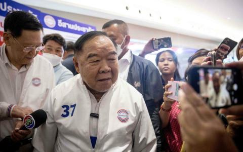 公民力量党党魁、看守副首相巴维（左二）作为首相候选人的民调支持率不入前十，但他依然有可能在选后获提名出任首相。（法新社）