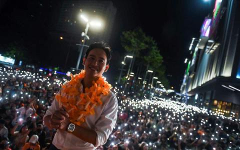 前进党4月22日在曼谷举行竞选活动，党魁披塔对现场年轻群众喊话，要大家齐力改变泰国。（路透社）