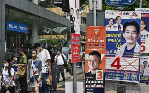 泰国将在5月14日举行2014年政变以来的第二次大选，曼谷街头挂满候选人的海报。政治观察员相信，不论是自由民主派还是保守派执政，泰国在未来半年至一年应不会再陷政治动荡。（法新社）
