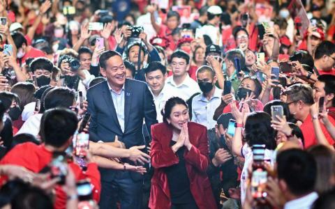 为泰党的首相候选人佩通坦（右）和社德他星期五抵达拉票活动现场时受到支持者热情欢呼。（法新社）