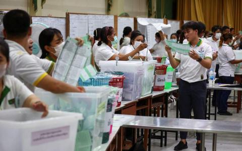 曼谷一个投票站于当地时间下午5时结束投票关闭后，选举人员开始计票工作。（路透社）