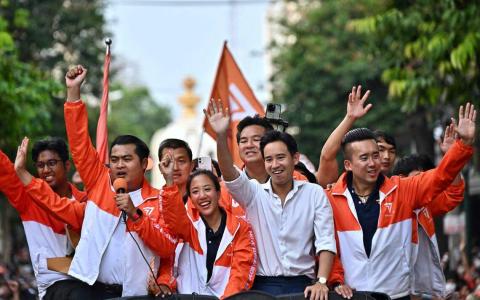 42岁的披塔（身穿白衣）是哈佛大学毕业生，形象清新，以改变政治为号召，深受年轻选民接受，前进党在曼谷横扫绝大多数议席，甚至在达信家乡也力压为泰党，反映民心思变。（法新社）