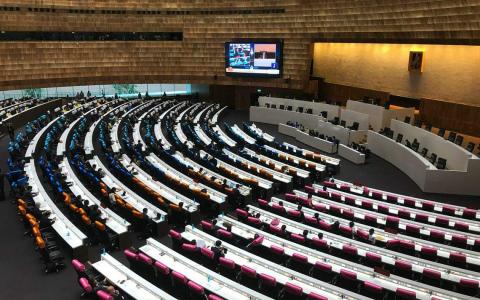 泰国选举委员会已认证5月大选所有计票结果，国会下议院将在未来15天内开会选出议长。何时能够票选首相，目前还没有明确日程。（法新社）