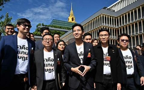 前进党党魁、首相候选人披塔（左三）星期二（6月27日）率领该党议员到国会大厦报到。左一是前进党副秘书长朗西曼。（法新社）