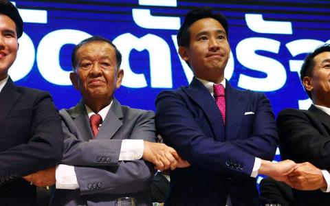 泰国新议长万穆罕默德（左二）敲定，7月13日上下两院投票选出新首相。披塔（右二）为民主派八党联盟的首相候选人。（路透社）