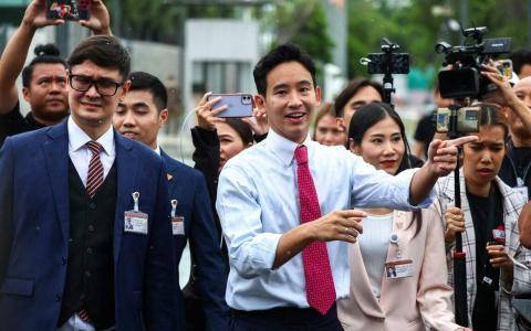 泰国八党联盟同意推选前进党党魁披塔（中）为首相候选人，预计他将在下来的三场国会联合议会中争取任相。（路透社）