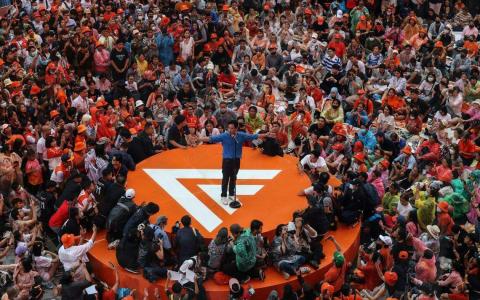 泰国前进党党魁披塔（中）星期天（7月9日）展开造势活动，呼吁支持者向他们的选区议员施压，让他们在表决中支持他担任首相。（彭博社）