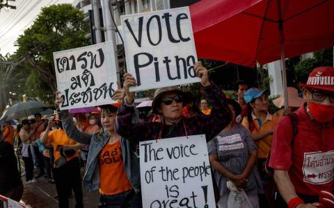 前进党的支持者星期四（7月13日）在泰国国会大楼外，举起标语牌示威，要求议员遵从民意支持披塔出任首相。（法新社）