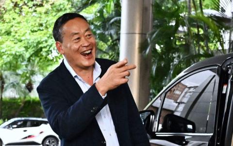 如果前进党党魁披塔不获准再被提名选首相，或又一次败选，为泰党将推举房地产大亨社德他成为首相候选人。图为社德他7月17日离开为泰党总部时跟媒体打招呼。（法新社）