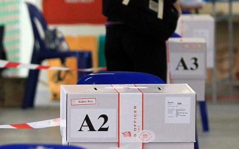 新加坡接下来将举行总统选举，选出未来六年的国家元首。受访政治观察家认为，当选者团结人民，以及代表新加坡广交朋友的重要性会越来越显著。图为2011年总统选举投票站的情况。（档案照片）