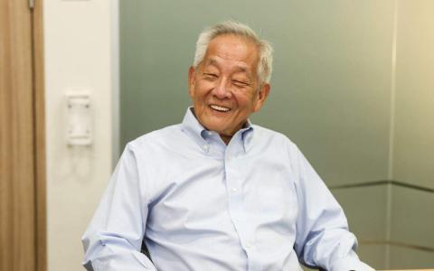 新加坡政府投资公司（GIC）前首席投资官黄国松星期三（7月19日）早上现身选举局，领取总统候选人合格证书申请表格。（白艳琳摄）
