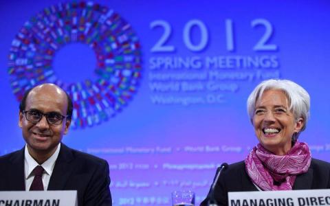 尚达曼（左）在国际上享有威望，曾担任国际货币基金组织的国际货币与金融委员会主席。图为2012年他主持国际货币与金融委员会会议后的联合记者会，右为时任国际货币基金组织总干事拉加德（Christine Lagarde）。（国际货币基金组织）