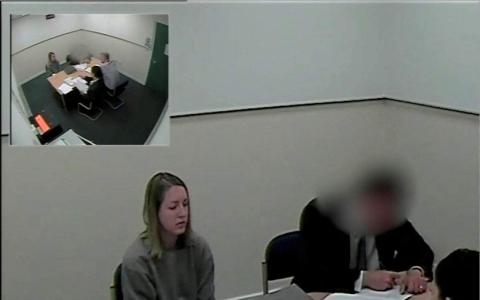 图为露西·莱特比（左）因谋杀多名新生儿被捕后，首次接受警方审讯。（路透社）