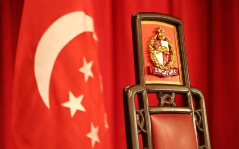 任何选战都免不了有候选人之间的唇枪舌剑。但在关乎国家元首的选举中，我认为有助选民作抉择的，应是有建设性的言语交锋，如候选人对于国家储备金应如何管理的看法，或是他们打算如何发挥总统的影响力来改善社会，而不是看到候选人相互揭短，或是争论谁会瓜分谁的选票。（档案照片）