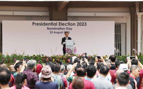 担任选举官的建屋发展局局长陈明锐（台上）于提名日下午约12时38分宣布，本届总统选举将有三名候选人。他们是新加坡政府投资公司前首席投资官黄国松、前国务资政尚达曼，以及职总英康前总裁陈钦亮。（邝启聪摄）