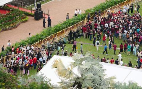 三名总统选举候选人在致辞后，先后上前向支持者问好。图右上角是尚达曼和他的支持者，左下角是陈钦亮和他的支持者，黄国松较迟走向支持者，不在镜头内。（何家俊摄）