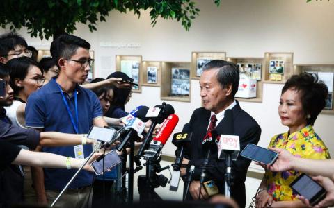 总统候选人、职总英康前总裁陈钦亮接受媒体访问时说，如果有女性因为他的言论感到不舒服，他为此道歉。（蔡家增摄）
