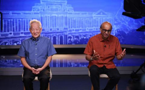 《海峡时报》访谈节目Ask The Next President Anything邀请到两位总统候选人黄国松（左）和尚达曼轮流回答年轻新加坡人的问题。陈钦亮原本答应出席，但后来退出。（海峡时报）