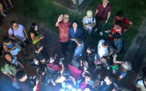 总统候选人尚达曼（向镜头挥手者）与夫人珍一藤木（蓝衣者）8月23日傍晚走访大巴窑中心向公众问好，吸引不少支持者前来合影。（关俊威摄）