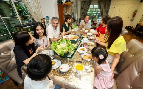 投票日前夕，总统候选人陈钦亮（灰色衣服）与家人在家吃火锅。（陈渊庄摄）