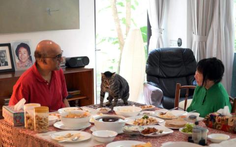 总统候选人尚达曼（左）星期四（8月31日）冷静日下午，同夫人珍一藤木在家中享用安宁的午餐。（尚达曼团队提供）