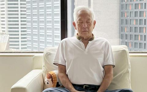 总统候选人黄国松星期四（8月31日）早上在家中静坐。（黄国松团队提供）