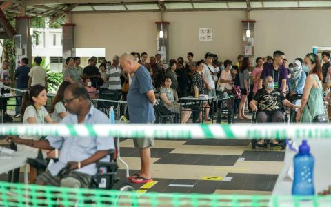 当局吁请公众较迟时候才到投票站投票，最好是能够改到下午，排队人数通常较短的时候。图为星期五早上大巴窑5巷投票站出现人龙。（ 叶振忠摄）