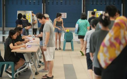 选举局说，目前大部分的投票站排队情况已有所缓解，他们正在逐步解决电子登记系统的技术问题，并鼓励选民前往投票。图为位于榜鹅的河道小学投票站人龙情况改善。（谢智扬摄）