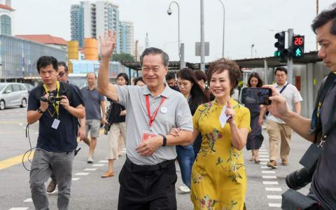 陈钦亮星期五（9月1日）早上9时零2分抵达宏茂桥基层俱乐部。
他同妻子以及儿子和媳妇，下车后步行到安德逊实龙岗初级学院的投票站。（卓祾祎摄）