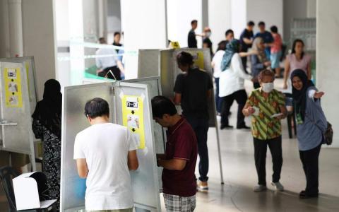 截至星期五中午12时，已有140万6182名合格选民，到全岛1264个投票站投票。（蔡家增摄）