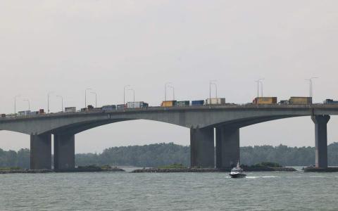 星期五下午，新马第二通道的大桥上堵满了车辆。大士关卡外，车辆也回堵到虎牌啤酒厂前，通关时间一度长达六小时。（邝启聪摄）