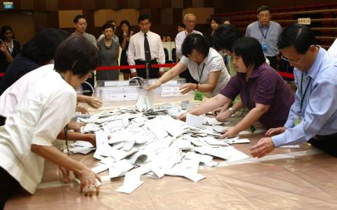 选票在点算之前都会进行人工混合。图为2011年民选总统选举，来自九个海外投票站的选票开箱计票的情况。（档案照片）