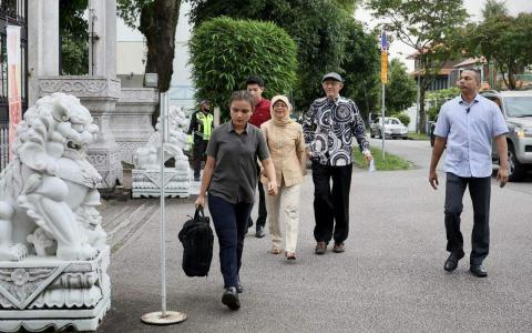 哈莉玛总统在夫婿穆罕默德的陪同下，9月1日上午8时许，到月眠路的中正中学（总校）投票站投票。（龙国雄摄）