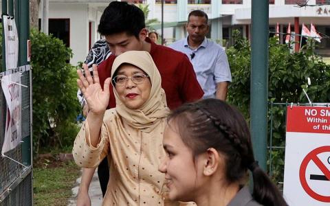 哈莉玛总统在夫婿穆罕默德（不在镜头）的陪同下，到月眠路的中正中学（总校）投票站投票。（龙国雄摄）