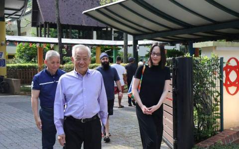 总统候选人黄国松（前排左）已完成投票。他早上10时零3分乘车抵达位于加东民众联络所的投票站。他和未婚妻刘以真下车后面带微笑，向媒体挥手示意。（邝启聪攝）