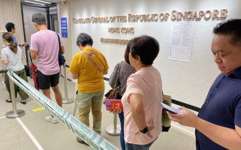 尽管香港天文台发出八号热带气旋警告信号，香港海外投票站仍继续开放，让获派往海外投票站的新加坡选民投票。（读者提供）