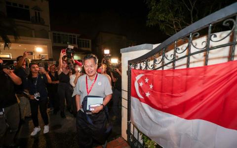 总统参选人陈钦亮星期五晚7时40分从家里出发，前往八个计票站巡视，并在10时15分回到家中，与家人和支持者一起等待抽样计票结果。（叶振忠摄）