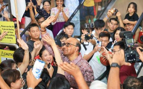 新加坡宗乡会馆联合总会祝贺尚达曼获选为新加坡第九位总统。（吴先邦摄）