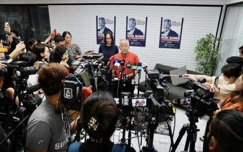 总统参选人黄国松（红衣者）在选举结果出炉后，不会举办谢票活动。（龙国雄摄）