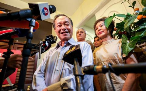 星期五（9月1日）晚上，总统选举的抽样计票结果出炉后，参选人陈钦亮（左）深夜11时许在住家大门前接受媒体访问。（叶振忠摄）