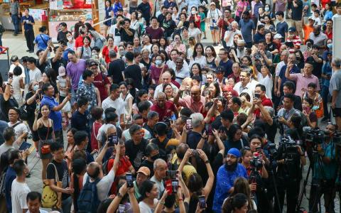 候任总统尚达曼（挥手示意者）星期六（9月2日）下午到全岛多个地点谢票。他走入大巴窑中心时，受到民众的热烈欢迎，人们高呼他的名字，并争相与他合影。（陈渊庄摄）