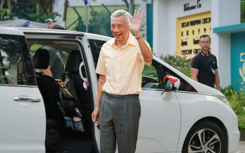 李显龙总理已致电祝贺尚达曼当选，并向他保证，政府将“全力与他合作”，尚达曼也表明“愿与政府紧密合作”。（海峡时报）