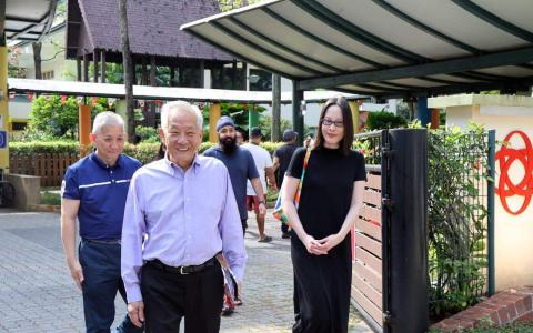 黄国松（左二）与未婚妻刘以真（右一）和弟弟黄国伟（左一）星期五早上10时许抵达位于加东民众联络所的投票站。（邝启聪摄）