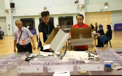 大批选票已抵达裕华中学计票中心，计票人员随即展开计票工作。（邝启聪摄）