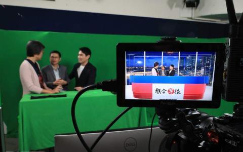 《联合早报》总统选举开票夜直播节目，吸引超过25万人次在线观看。图为新报业媒体华文媒体集团社长李慧玲（左起）、《联合早报》执行总编辑韩咏梅及节目主持人刘永健。（周国威摄）