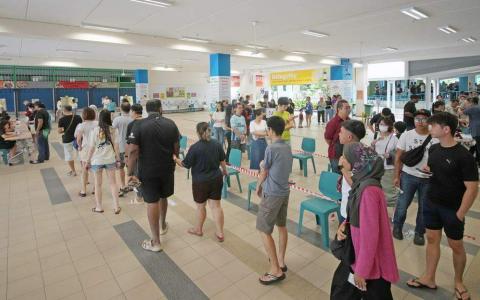 有公众一大早就到位于榜鹅河道小学的投票站投票，包括不少第一次投选总统的年轻选民。（谢智扬摄）