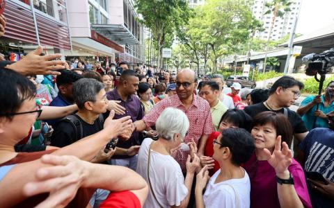 尚达曼（中，穿红衣者）的得票率反映了选民的投票倾向不受政党考量影响，体现了民选总统超越政治的宪法角色设计。（陈渊庄摄）